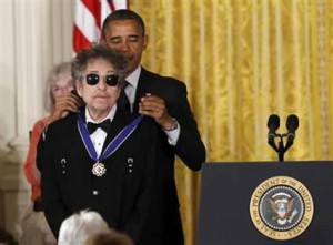 Bob Dylan recibe de manos de Obama la Medalla de la Libertad - theborderlinemusic.com