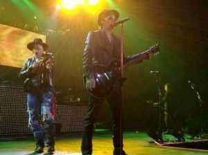 Izzy Stradlin vuelve a tocar con Guns N' Roses en Londres - Theborderlinemusic.com