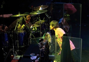 The Stone Roses seguirán de gira a pesar de la polémica con su baterista - theborderlinemusic.com