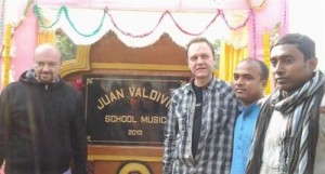 El guitarrista de Héroes del Silencio impulsa una Escuela de Música en la India - Theborderlinemusic.com