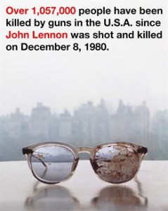 Yoko Ono muestra las gafas ensangrentadas de John Lennon para protestar contra las armas - Theborderlinemusic.com