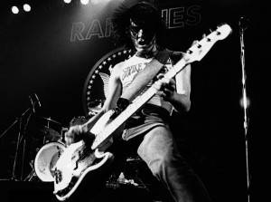 Fender venderá el bajo de Dee Dee Ramone - theborderlinemusic.com