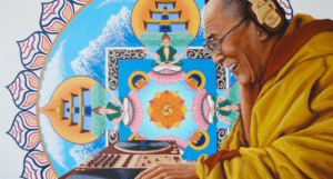 El Dalai Lama en el Glastonbury 2015 - theborderlinemusic.com