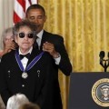 Bob Dylan recibe de manos de Obama la Medalla de la Libertad