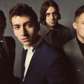 Arctic Monkeys presenta una versión acústica de “Do I Wanna Know?”