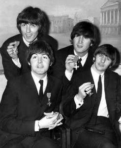 La cara oculta del rock: Los Beatles, fumando en secreto ante Su Majestad - theborderlinemusic.com