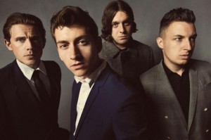 Arctic Monkeys presenta una versión acústica de “Do I Wanna Know?” - theborderlinemusic.com