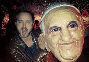 Aaron Paul con una máscara del Papa en un show de Arcade Fire - theborderlinemusic.com