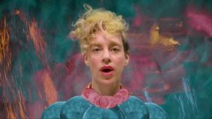 tUnE-yArDs con un delirante video para “Water Fountain” - theborderlinemusic.com