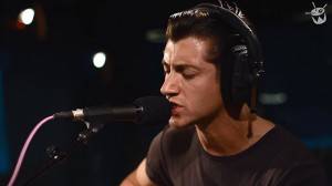 Arctic Monkeys hace un cover de Tame Impala: “Feels Like We Only Go Backwards” - theborderlinemusic.com