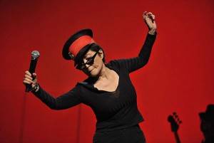 La excéntrica presentación de Yoko Ono con Yo La Tengo - theborderlinemusic.com