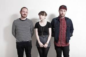 CHVRCHES: Video “Under the Tide” - theborderlinemusic.com