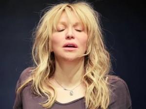 Courtney Love atacada por manifestantes en Francia: “¡Estoy más segura en Bagdad que en París!” - theborderlinemusic.com
